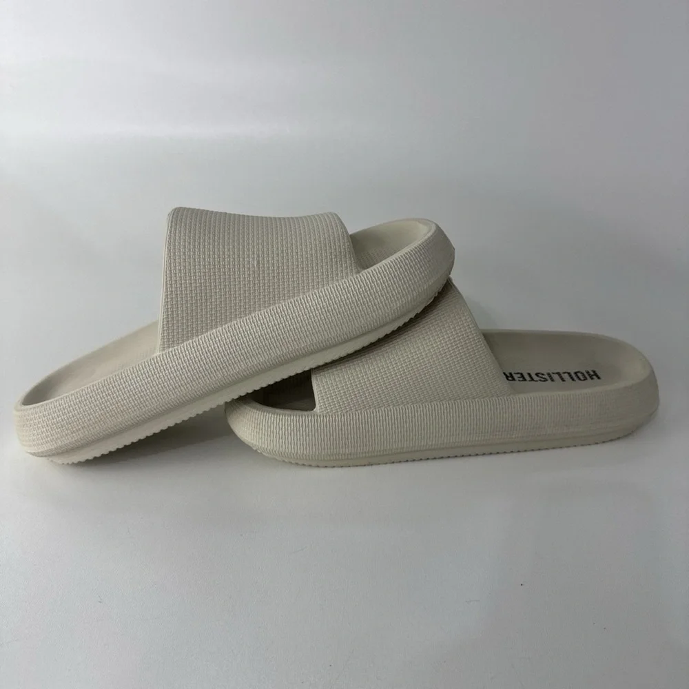 Hollister • Slides - Sandals Men’s Small Beige Foam Comfort Slip-On